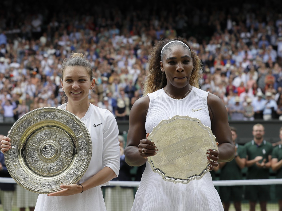 Simona Halepová a Serena Williamsová s finálovými trofejami