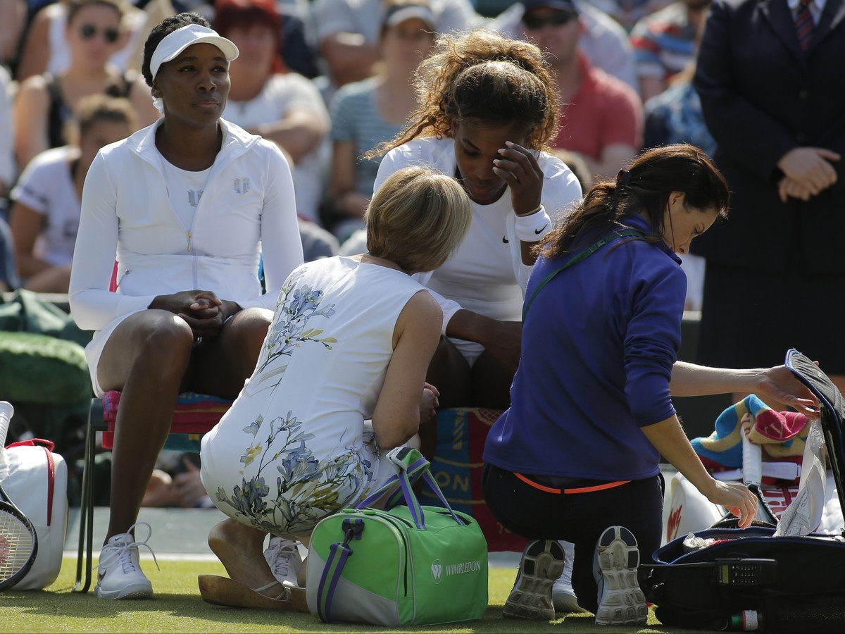 Venus a dezorientovaná Serena po skrečovaní vo Wimbledone