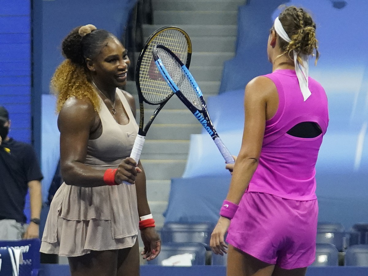 Serena Williamsová si ťuká raketu s Viktoriou Azarenkovou