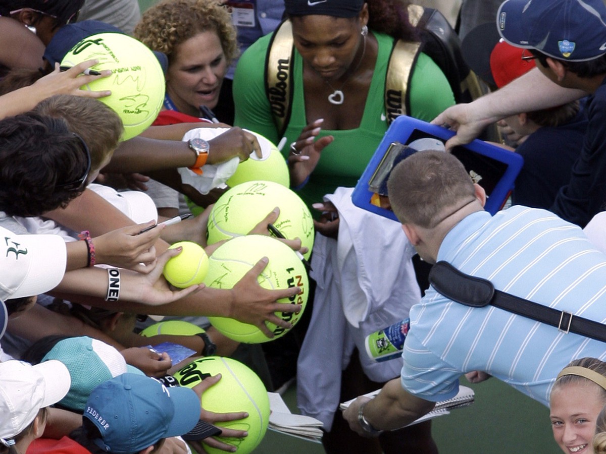 Serena Williamsová dáva autogramy