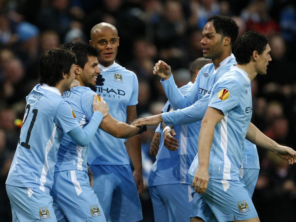 Sergio Aguero oslavuje gól so spoluhráčmi