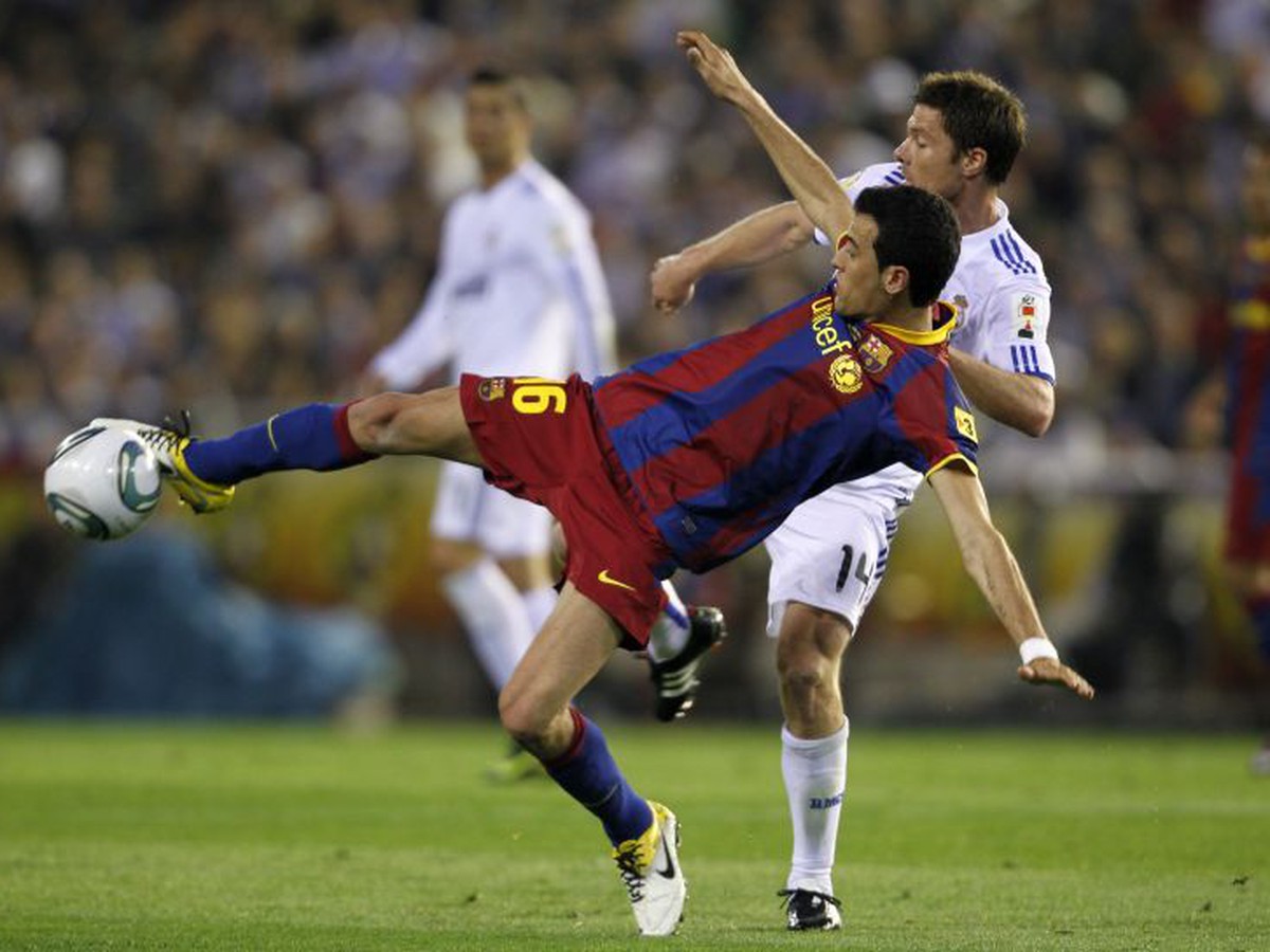 Sergio Busquets a Xabi Alonso