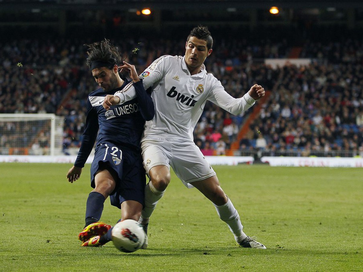 Sergio Sanchez z Malagy (vľavo) v súboji o loptu s hviezdou madridského Realu Portugalčanom Cristianom Ronaldom (18.3.)