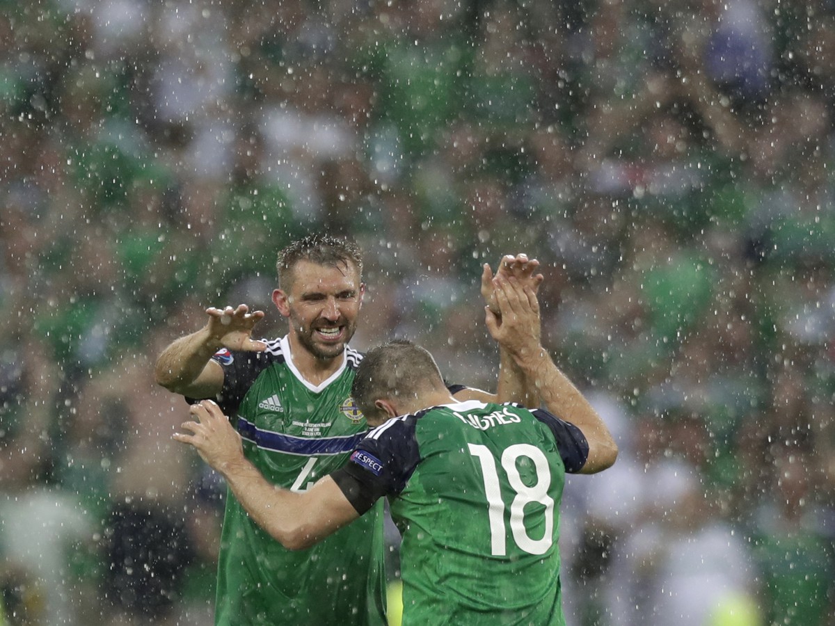 Gareth McAuley so spoluhráčom Aaronom Hughesom