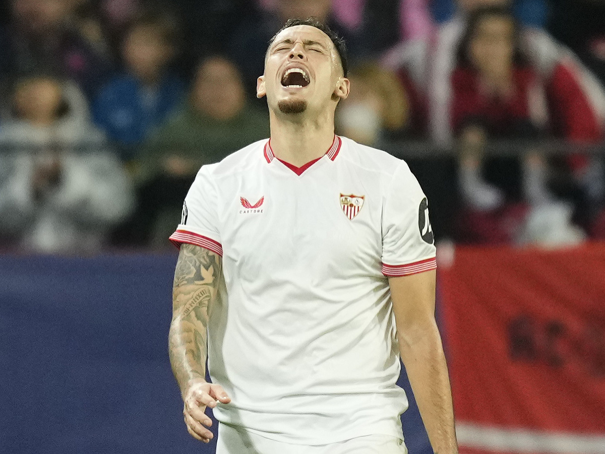 Frustrovaný Lucas Ocampos z tímu Sevilla FC