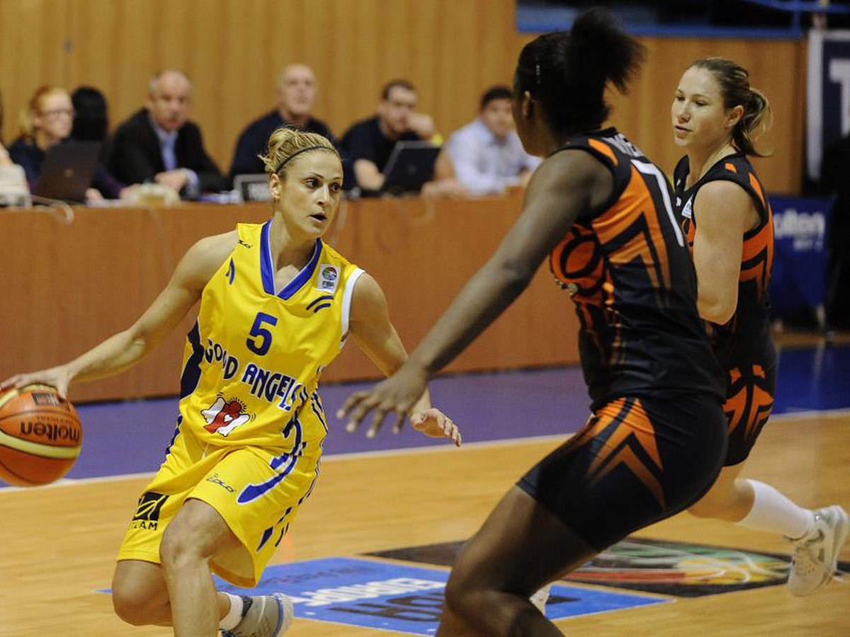 Shanna Zolman Crosly z Košíc a Endene Miyem a Katarina Manic z Bourges