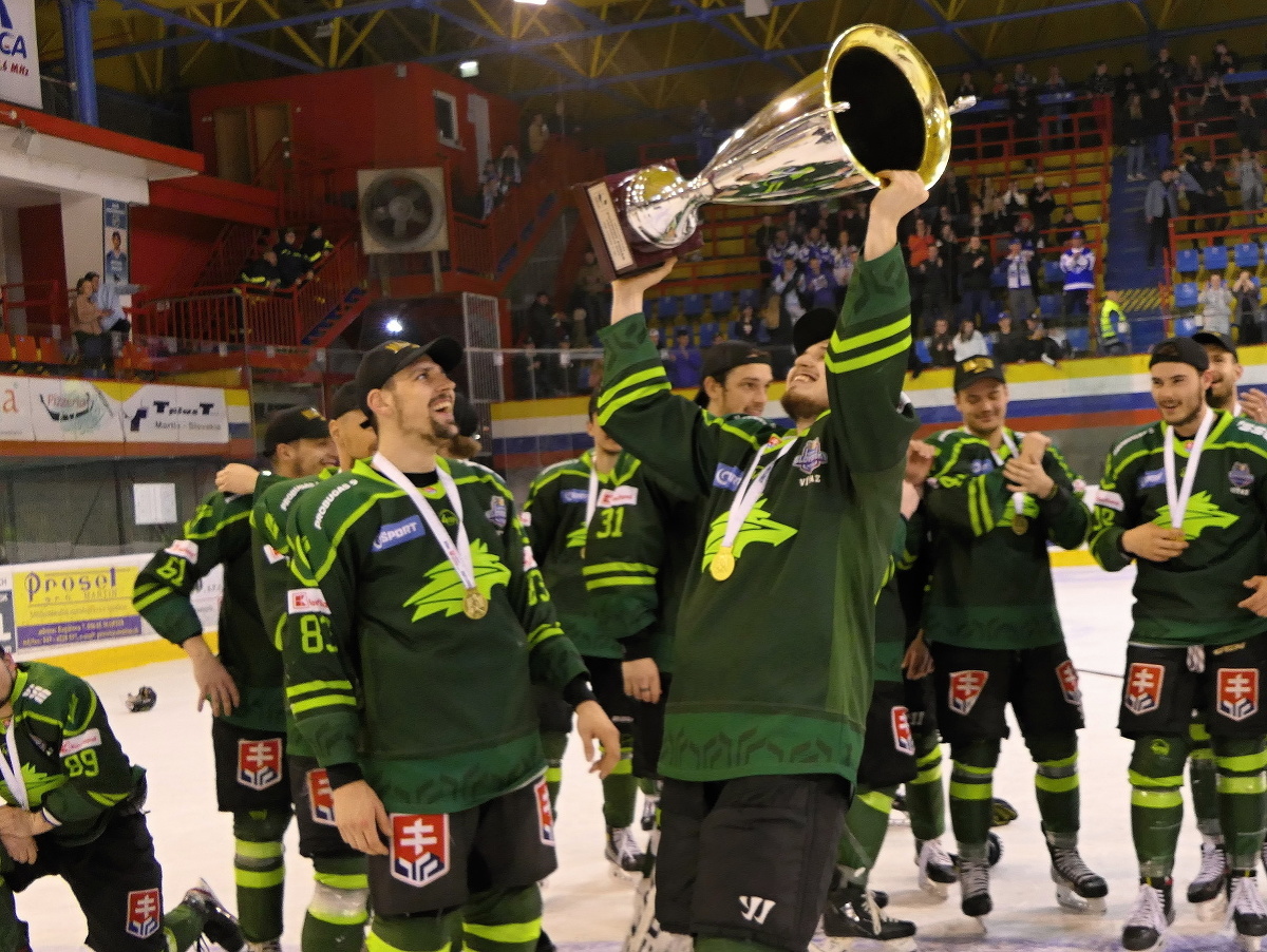 Na snímke žilinskí hokejisti sa tešia s trofejou po zisku titulu v Tipos Slovenskej hokejovej lige (SHL) 2021- 2022
