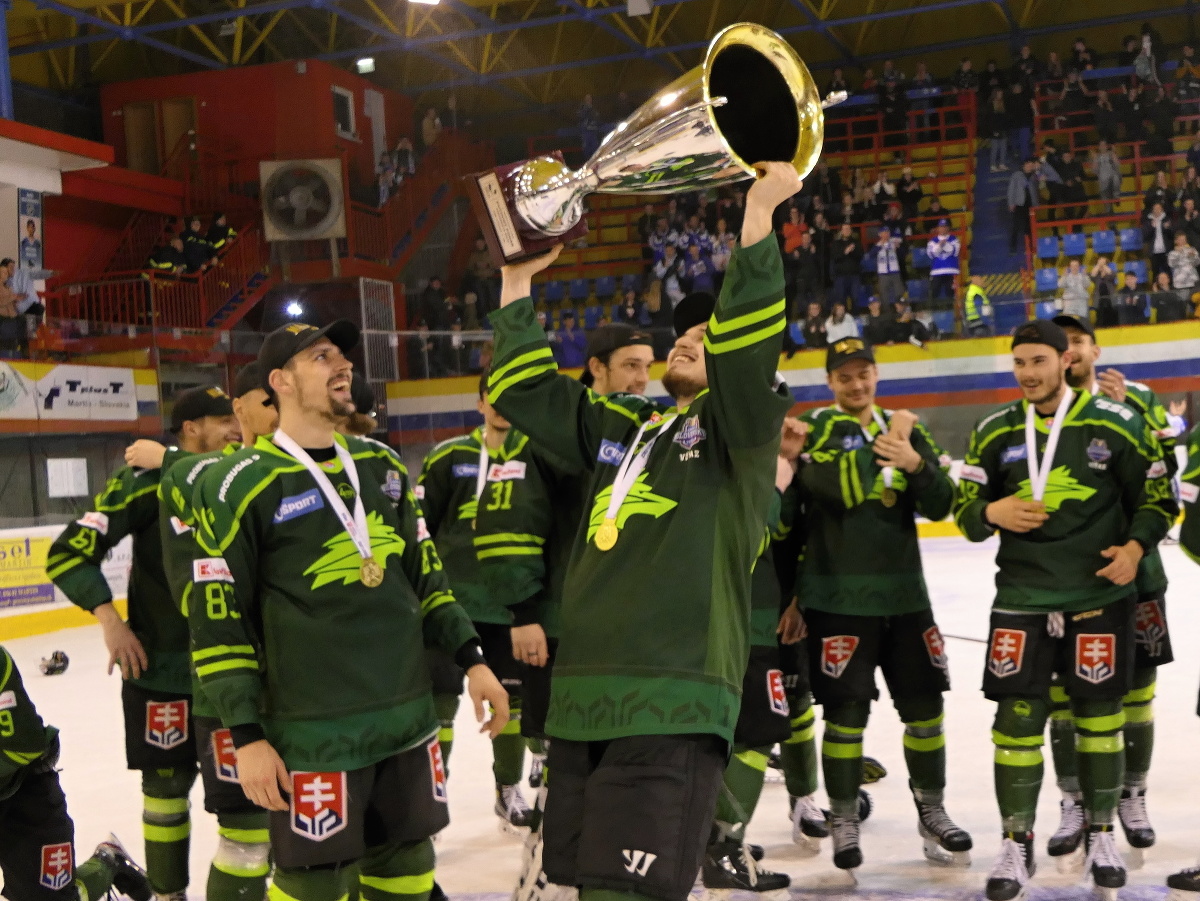 Na snímke žilinskí hokejisti sa tešia s trofejou po zisku titulu v Tipos Slovenskej hokejovej lige (SHL) 2021- 2022