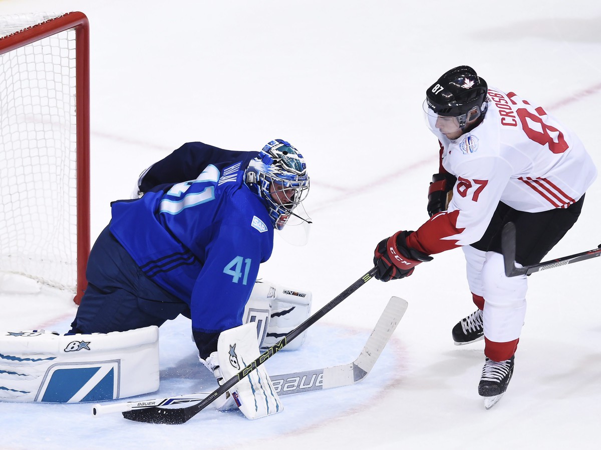 Na snímke brankár Tímu Európy Slovák Jaroslav Halák a Kanaďan Sidney Crosby v druhom zápase finále Kanada - Tím Európa