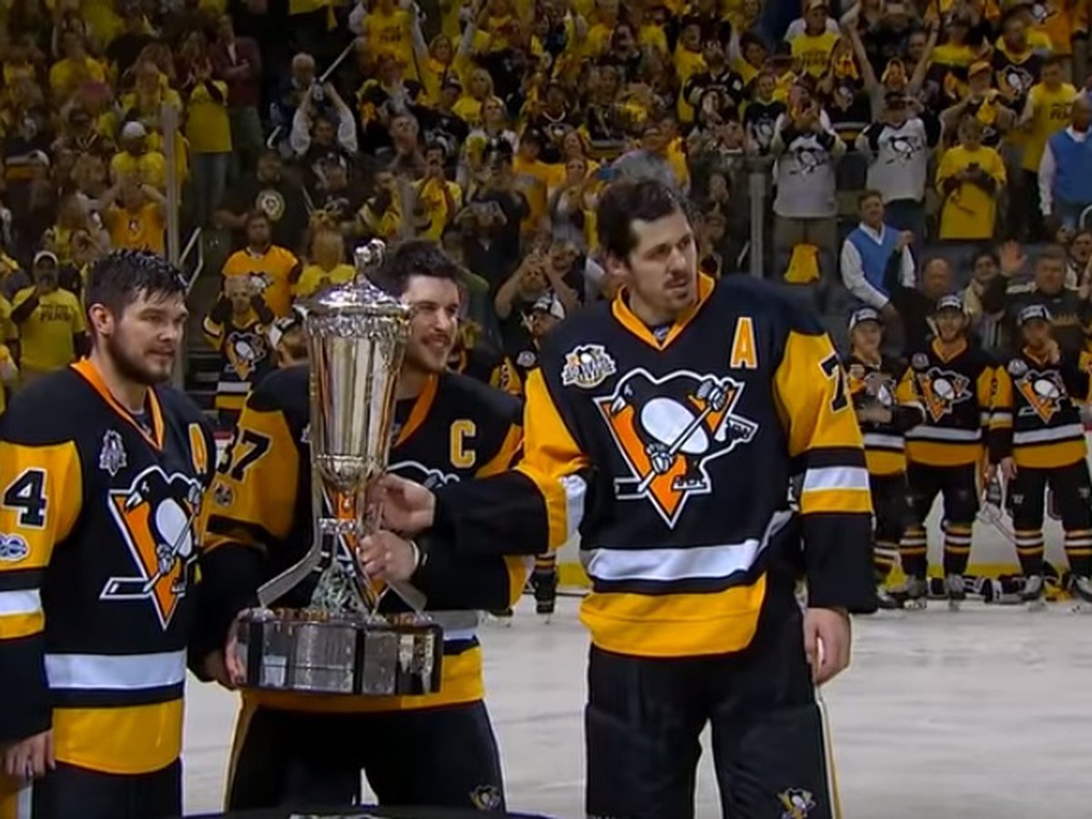 Sidney Crosby sa dotkol víťaznej trofeje