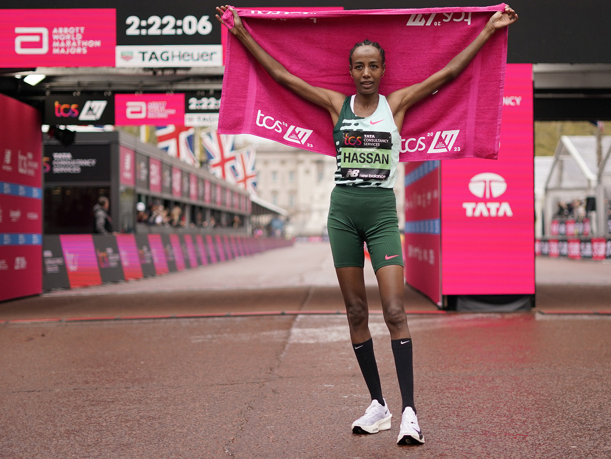 Holandská bežkyňa Sifan Hassanová oslavuje po jej víťazstve elitných pretekov žien počas Londýnskeho maratónu v Londýne