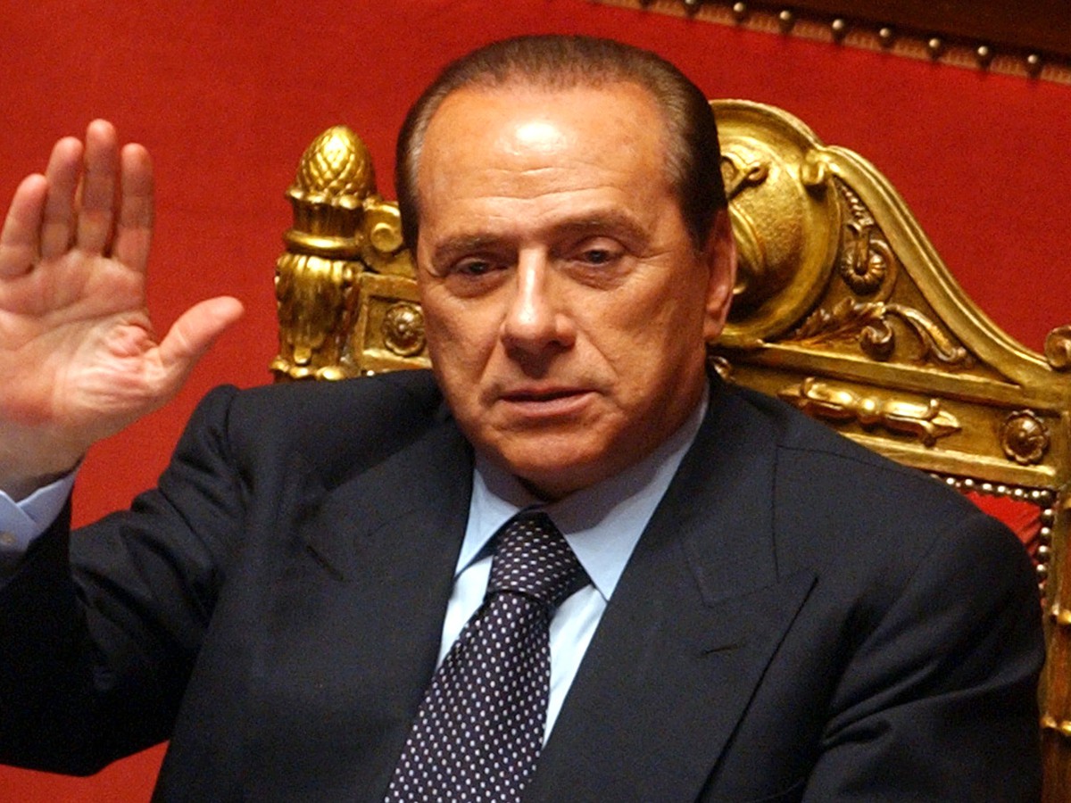 Silvio Berlusconi predáva podiel vo futbalovom klube AC Miláno.