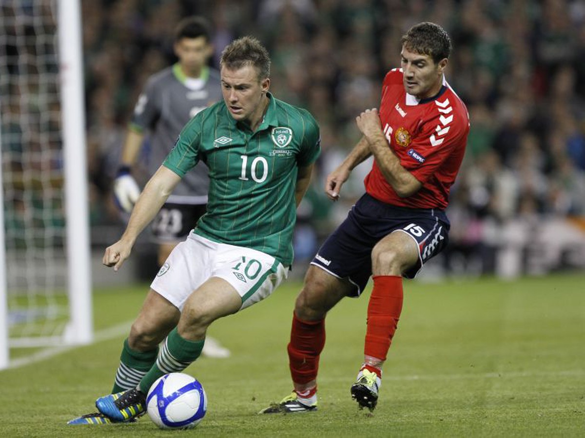 Mkojan bráni Íra Coxa v kvalifikácii ME 2012
