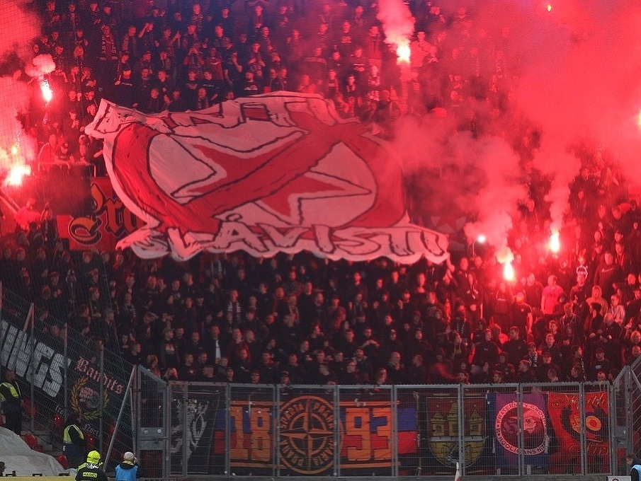 Fanúšikovia pražskej Slavie počas derby so Spartou