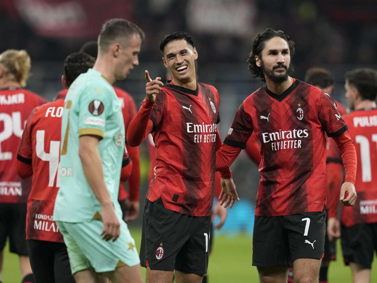 Gólová oslava hráčov AC Miláno v zápase proti Slavii Praha