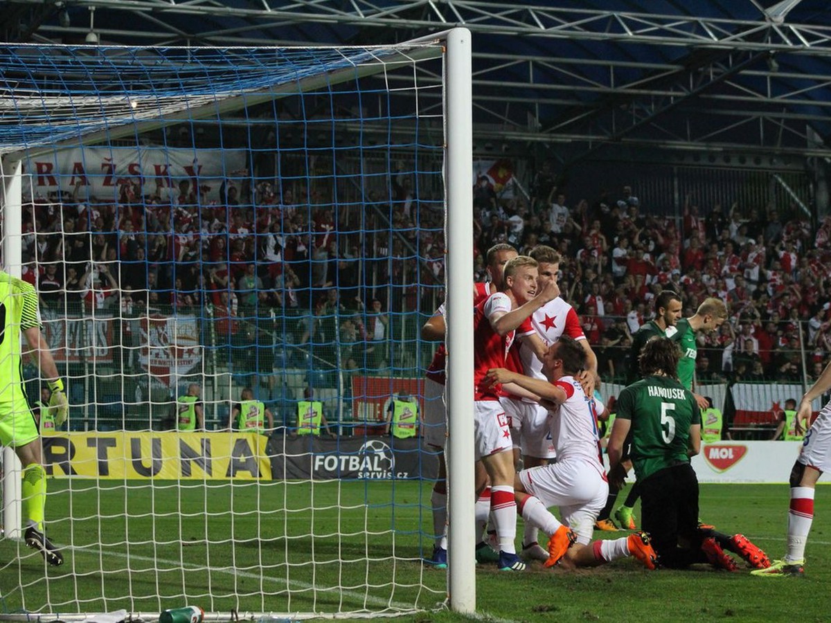 Slavia Praha oslavuje triumf v pohári