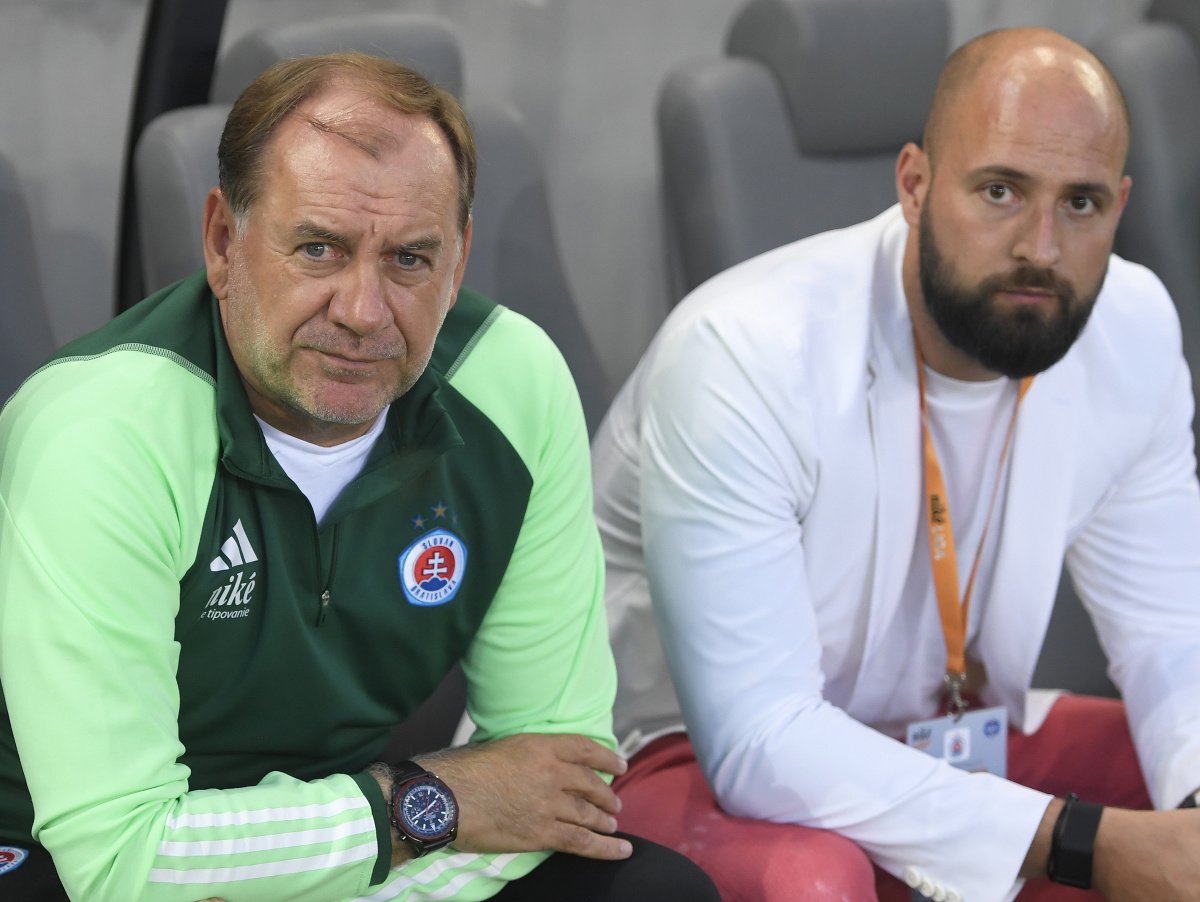 Na snímke zľava hlavný tréner ŠK Slovan Bratislava Vladimír Weiss st. a generálny riaditeľ tímu Ivan Kmotrík ml.