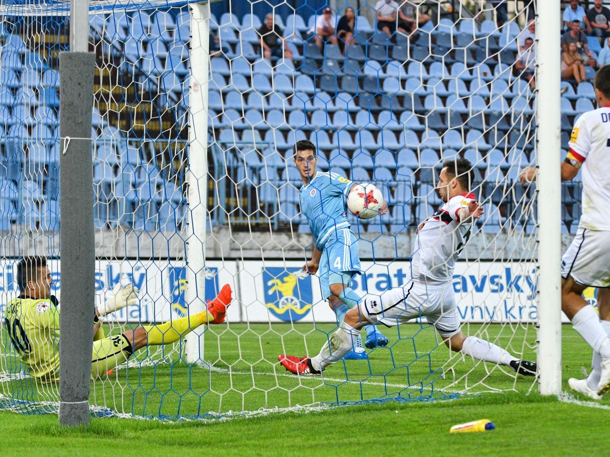 Slovan práve strieľa gól