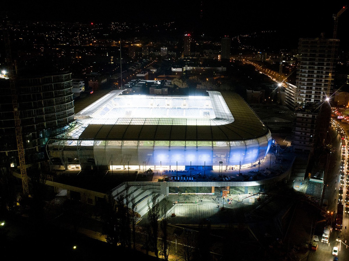 Nočný pohľad na nový Národný štadión v Bratislave