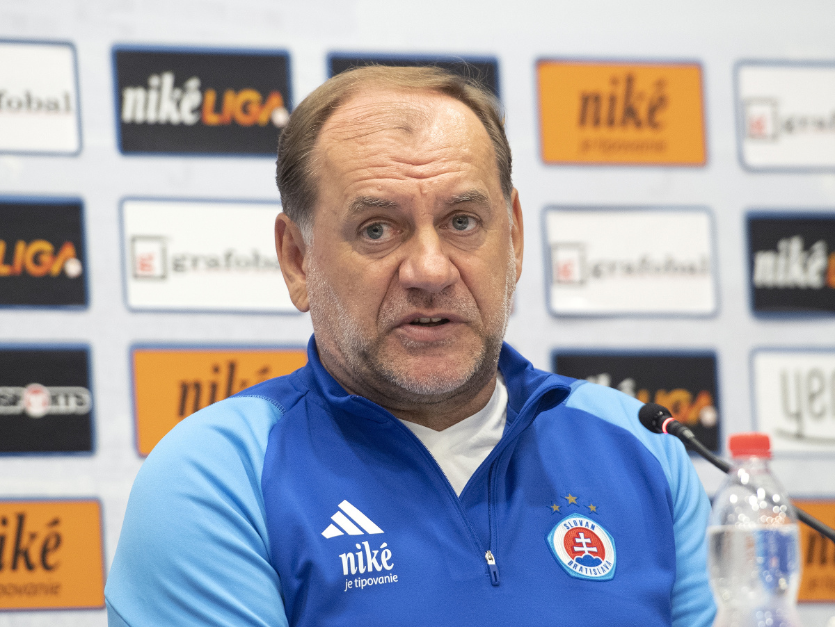 Na snímke tréner futbalistov ŠK Slovan Bratislava Vladimír Weiss st. počas tlačovej konferencie