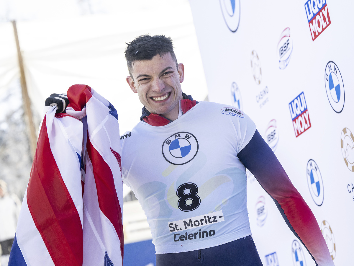 Brit Matt Weston sa teší po zisku zlatej medaily v súťaži mužov na MS v skeletone vo švajčiarskom St. Moritzi 