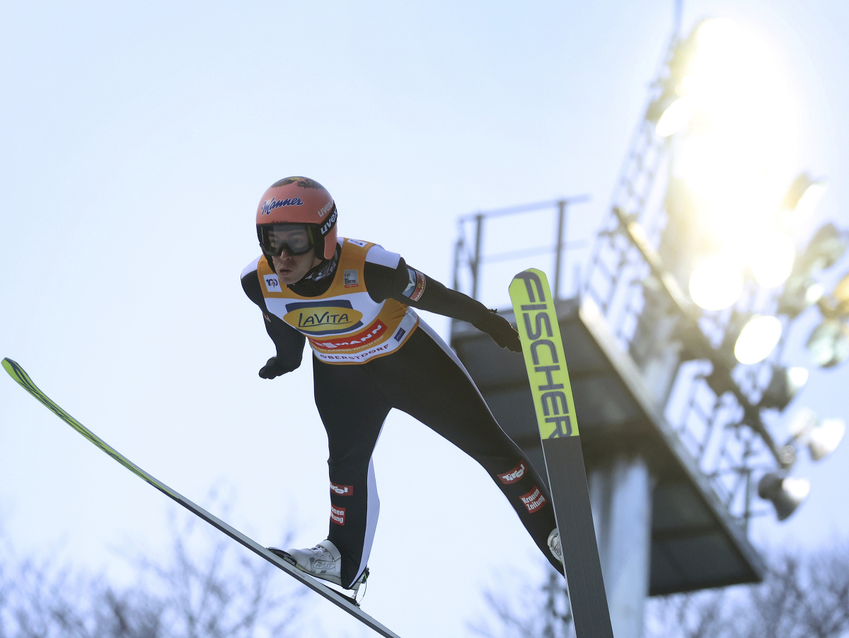 Rakúsky skokan na lyžiach Stefan Kraft sa stal víťazom nedeľňajších letoch Svetového pohára v Oberstdorfe. 