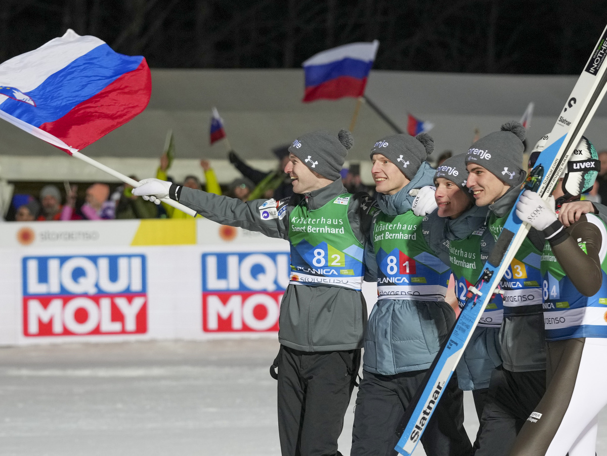 Slovinskí skokani na lyžiach získali zlato v súťaži družstiev