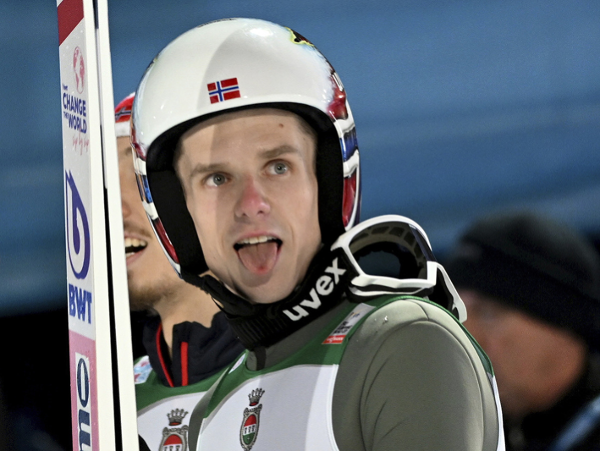 Na snímke nórsky skokan na lyžiach Halvor Egner Granerud oslavuje víťazstvo s vyplazeným jazykom v úvodnom podujatí 1. ročníka Turné štyroch mostíkov.
