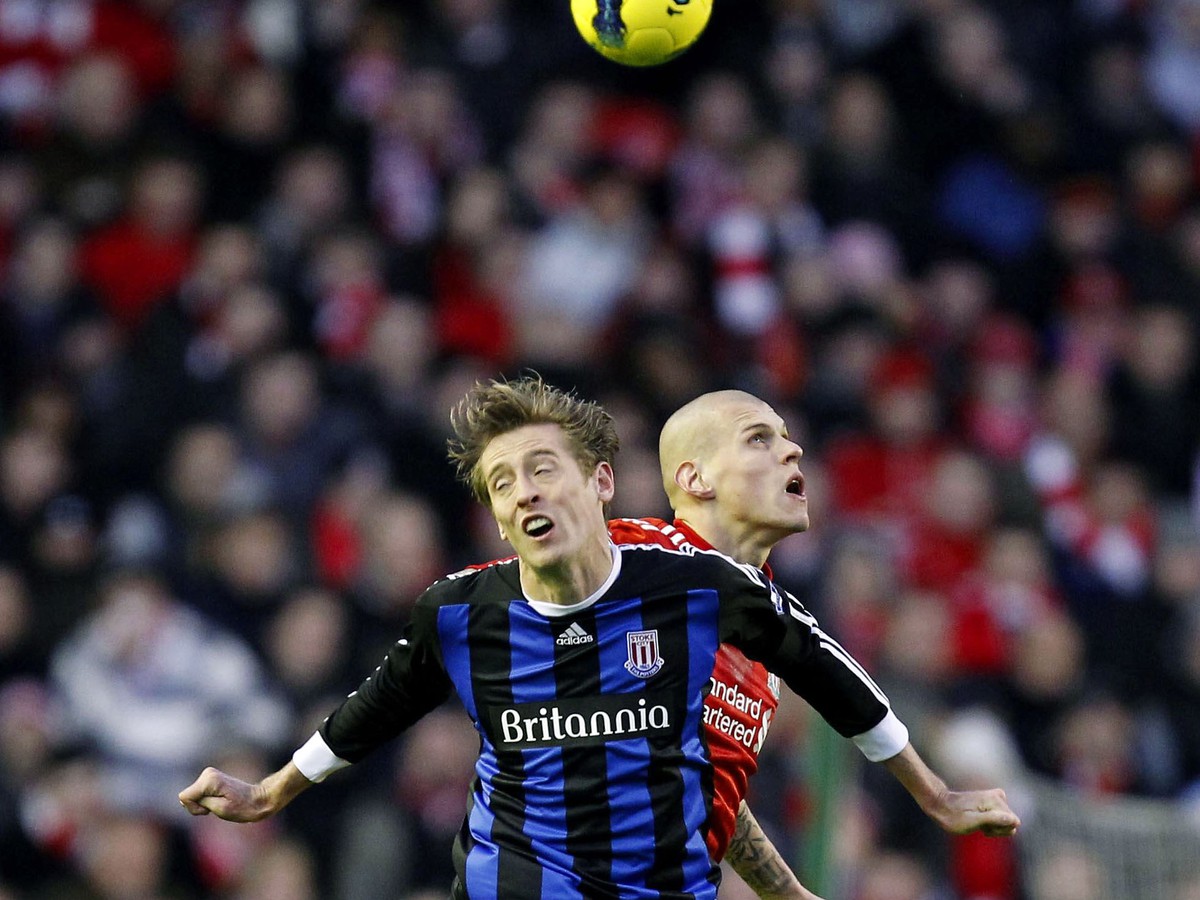 Martin Škrtel v súboji s Petrom Crouchom