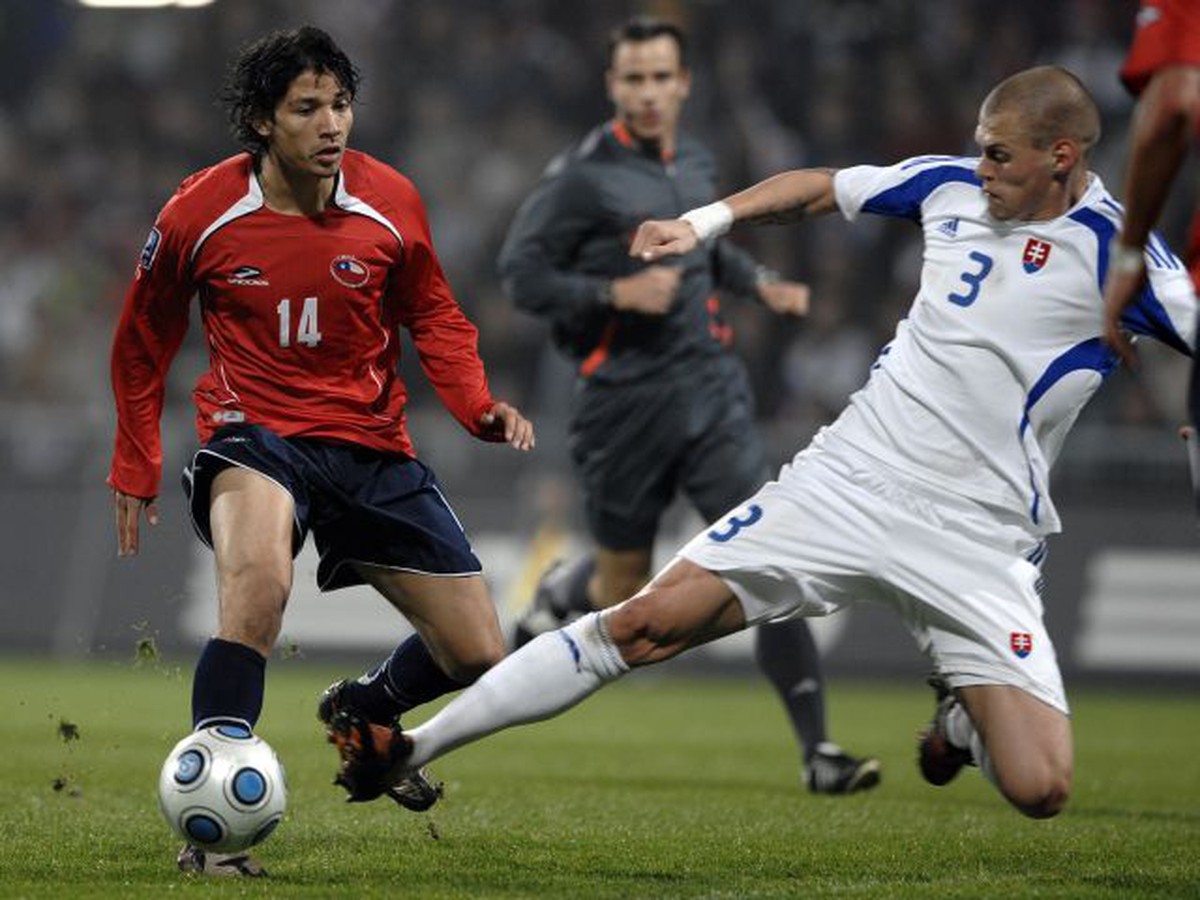 Škrtel v tvrdom súboji s Fernándezom