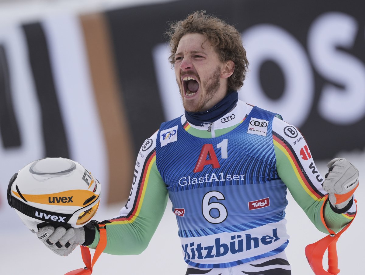 Nemecký lyžiar Linus Strasser sa raduje v cieli druhého kola slalomu Svetového pohára alpských lyžiarov v rakúskom stredisku Kitzbühel.