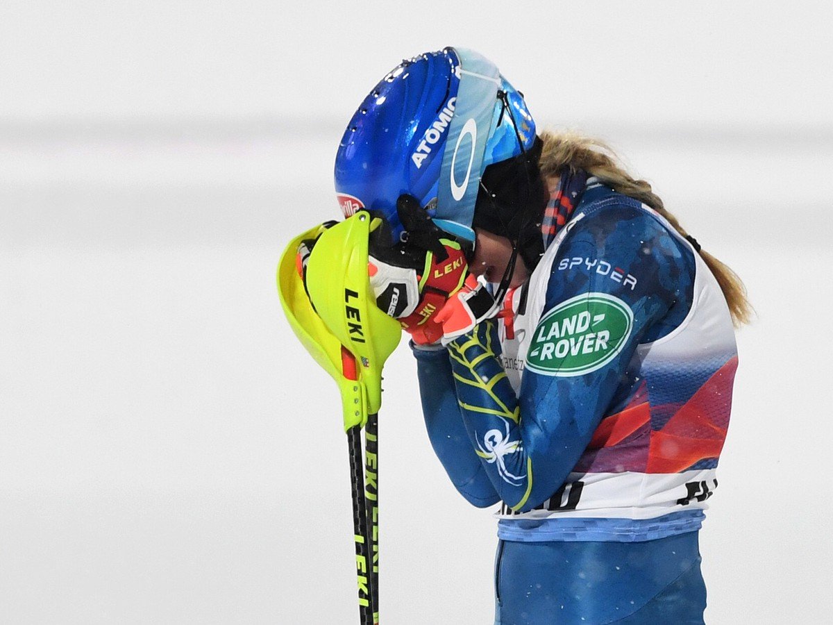 Americká lyžiarka Mikaela Shiffrinová sa teší v cieli z víťazstva v nočnom slalome Svetového pohára žien v rakúskom Flachau