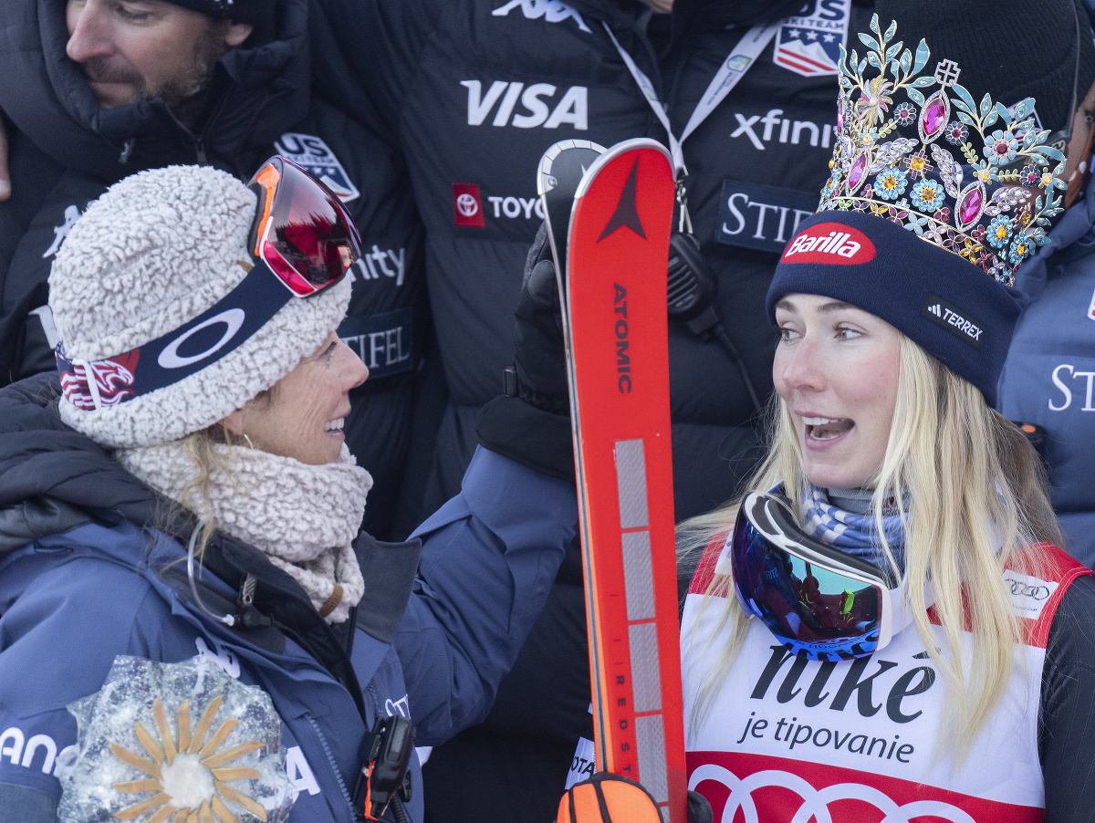 Na snímke vpravo americká lyžiarka Mikaela Shiffrinová a vľavo jej mama Eileen na pódiu počas tímového fotenia po víťazstve v slalome v rámci Svetového pohára v alpskom lyžovaní v Jasnej