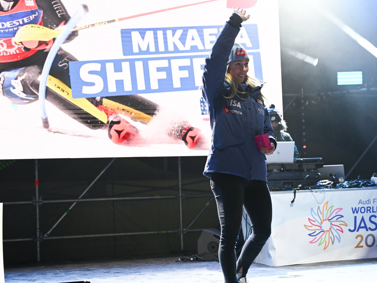 Americká lyžiarka Mikaela Shiffrinová počas verejného žrebovania čísel na preteky slalomu žien v rámci Svetového pohára v alpskom lyžovaní v lyžiarskom stredisku Jasná v Demänovskej doline. 