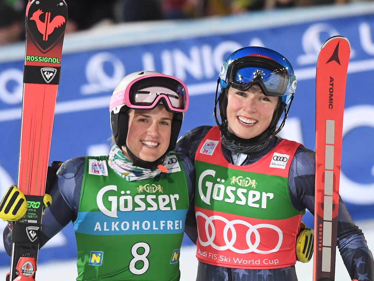 Na snímke vpravo americká lyžiarka Mikaela Shiffrinová oslavuje víťazstvo v nočnom slalome žien Svetového pohára v alpskom lyžovaní v rakúskom Semmeringu vo štvrtok 29. decembra 2022. Vľavo druhá jej krajanka Paula Moltzanová. 