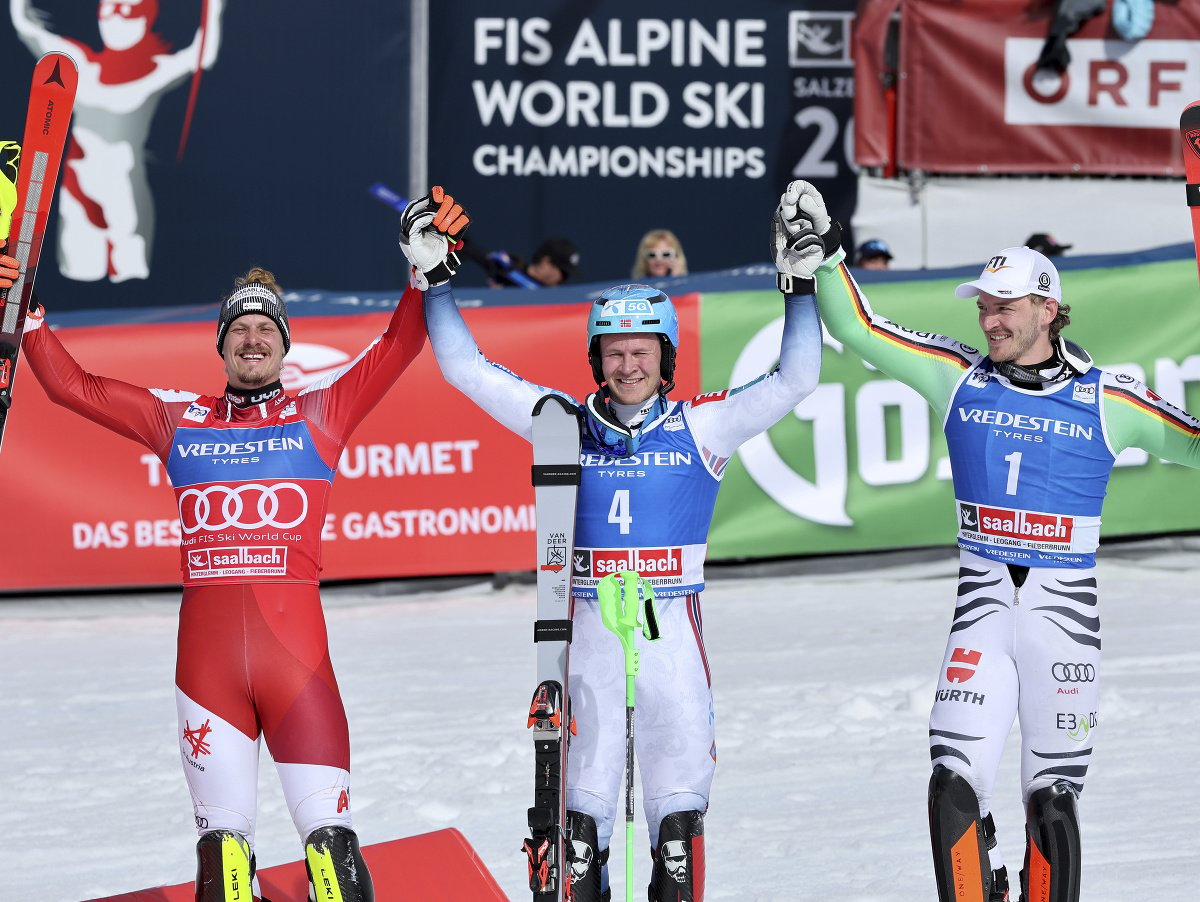 Nórsky lyžiar Timon Haugan (uprostred) sa raduje po víťazstve v slalome na finálovom podujatí Svetového pohára v rakúskom Saalbachu 17. marca 2024. Druhý skončil so stratou štyroch desatín sekundy už pre pretekmi istý víťaz malého glóbusu Rakúšan Manuel F