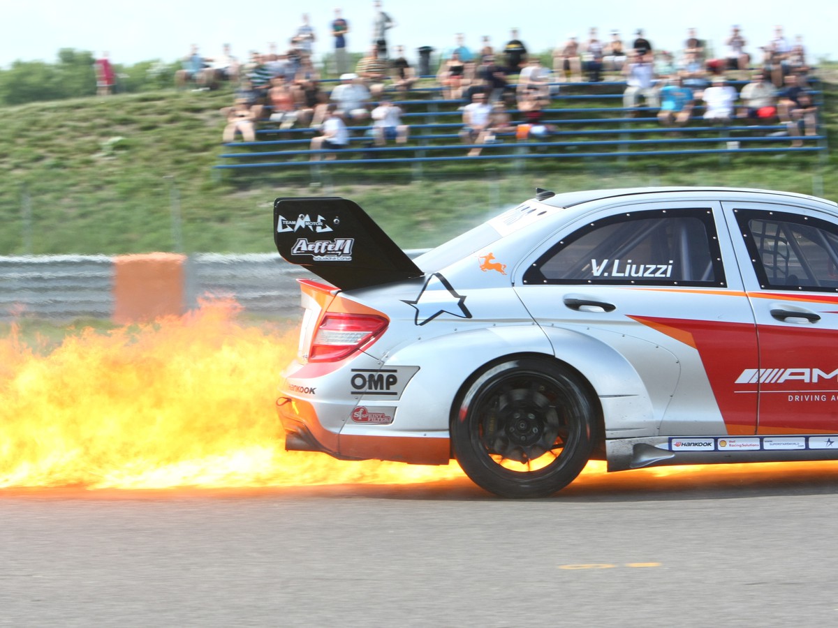 Šľahajúce plamene z auta Vitantonia Liuzziho na pretekoch Superstars na Slovakia Ringu.