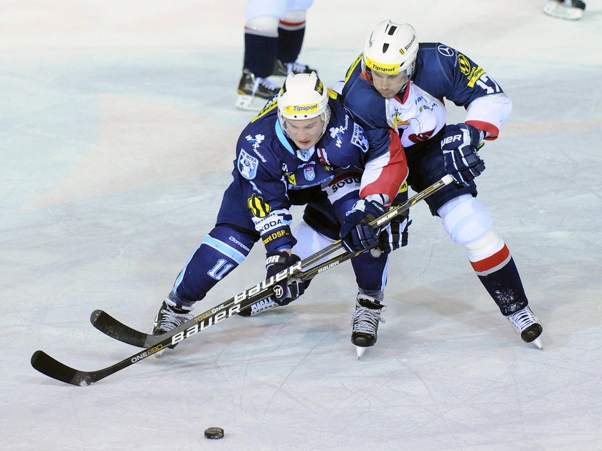 Hráč Slovanu Bratislava Michal Macho (vpravo) v poslednom extraligovom súboji na ľade Nitry (3.1.)