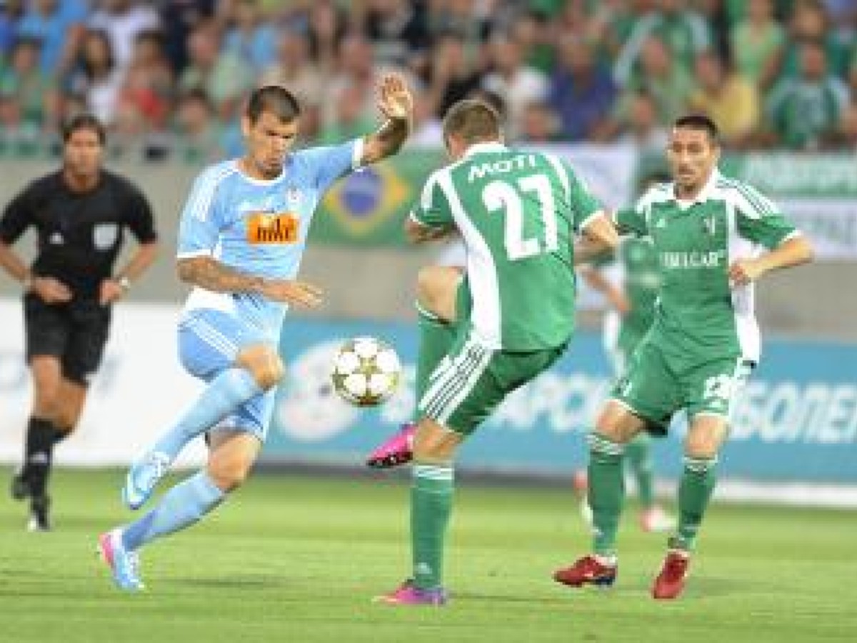 Juraj Halenár sa snaží preniknúť defenzívou bulharského majstra