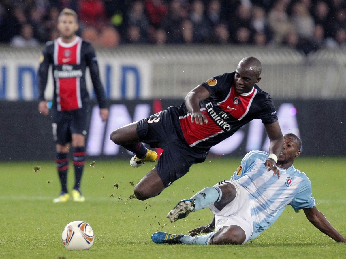 Mohamed Sissoko v súboji s Karimom Guedém