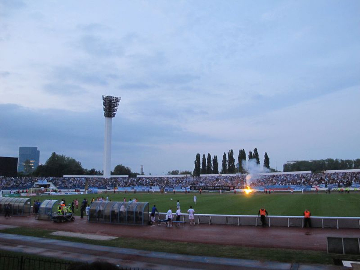 Štrajkujúce reflektory počas zápasu Slovan - CZ Belehrad