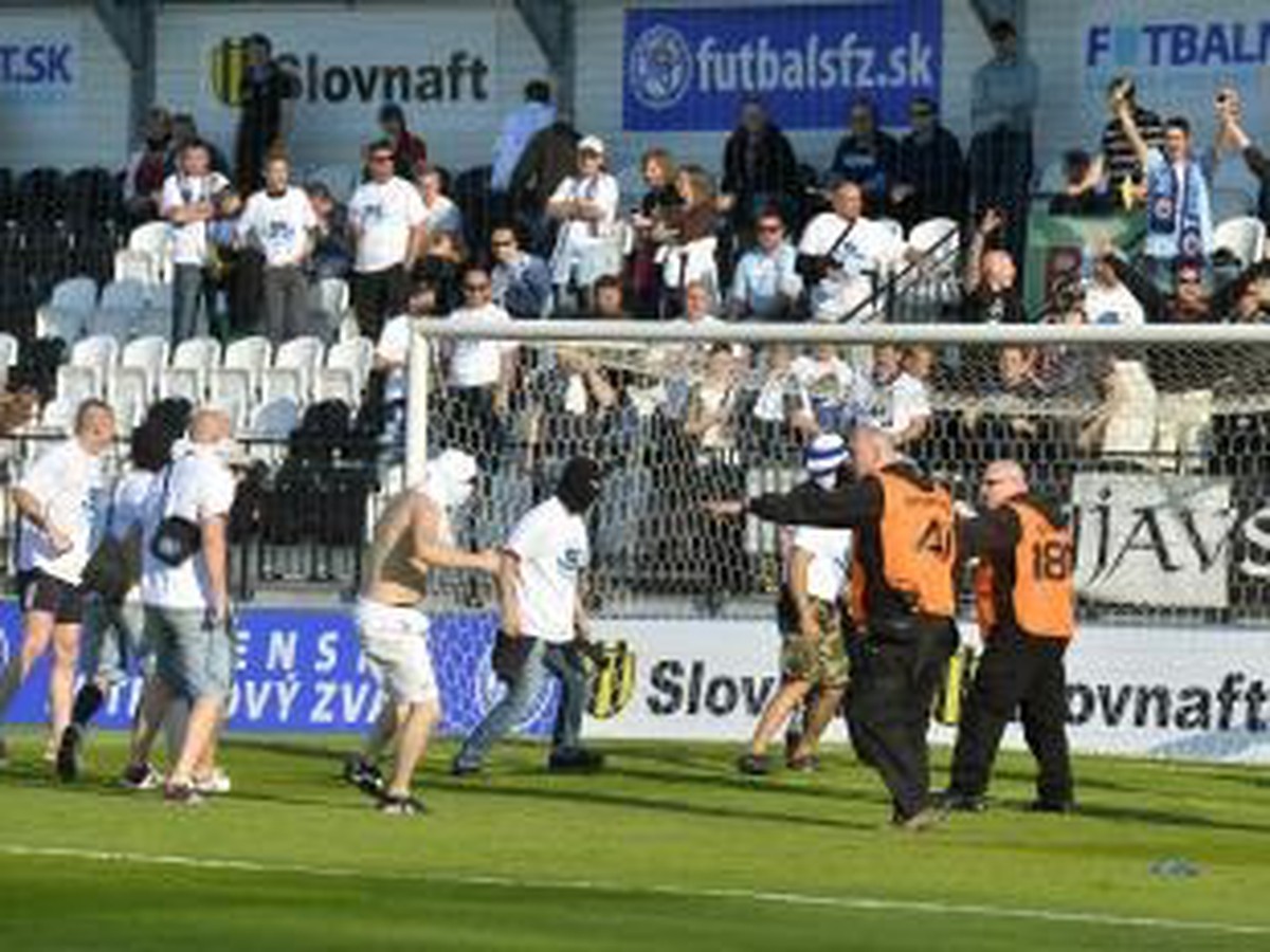 Organizátori zastavujú fanúšikov, ktorí vbehli na hraciu plochu pred finálovým zápasom Slovenského pohára 