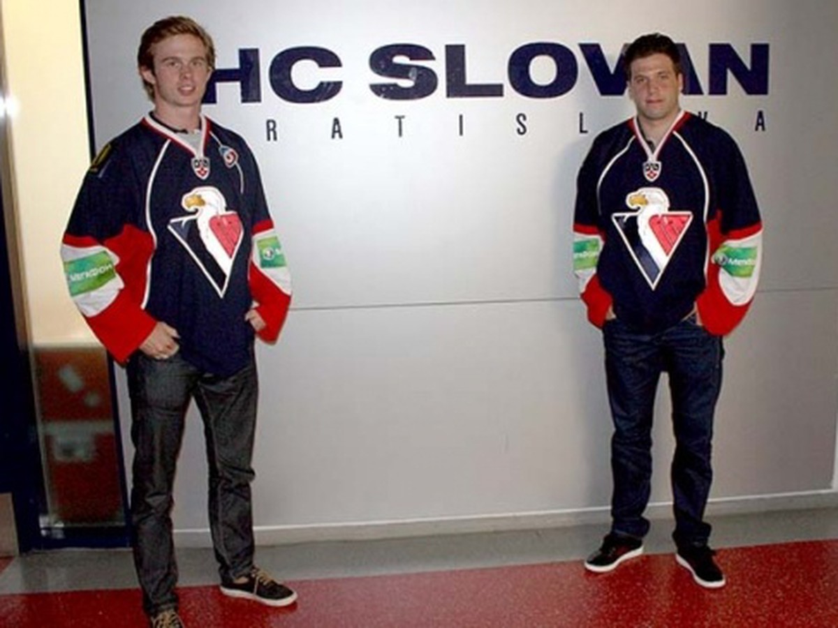 Dvojica slovinských hokejistov navštívila dnes prvýkrát kabínu Slovana