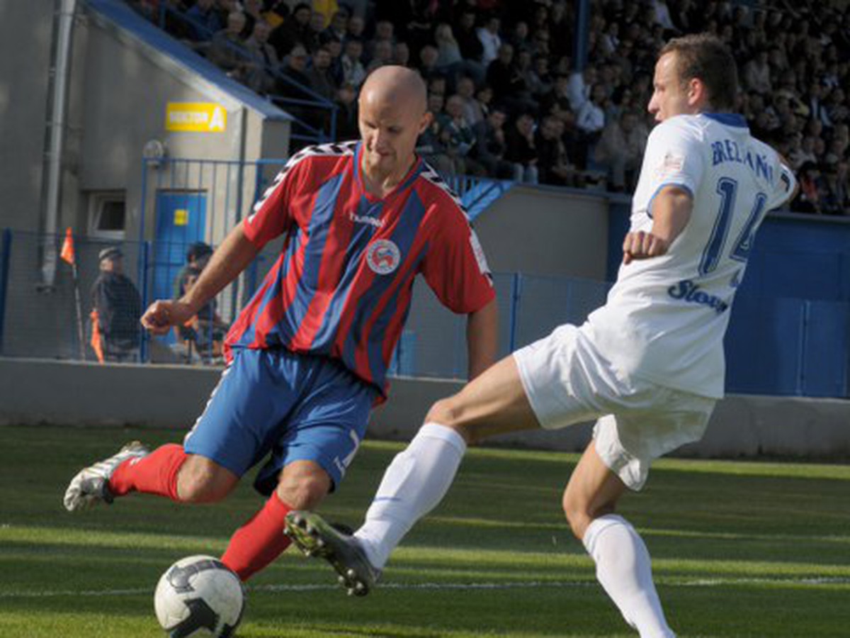 Lukáš Tesák ešte v drese FK Senica (vľavo)