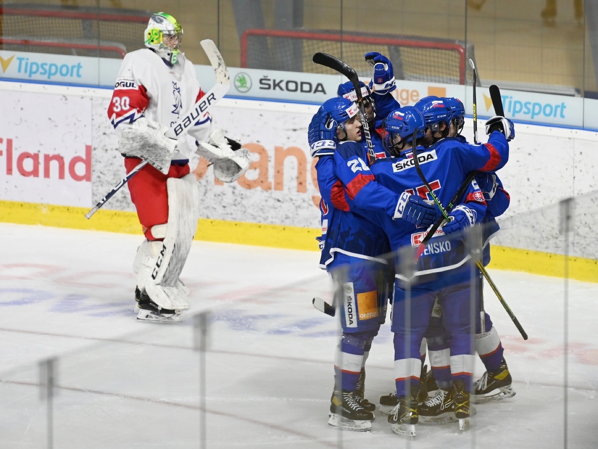 Hokejisti slovenskej reprezentácie do 20 rokov sa tešia po strelení gólu v priateľskom zápase proti svojim rovesníkom z Českej republiky 