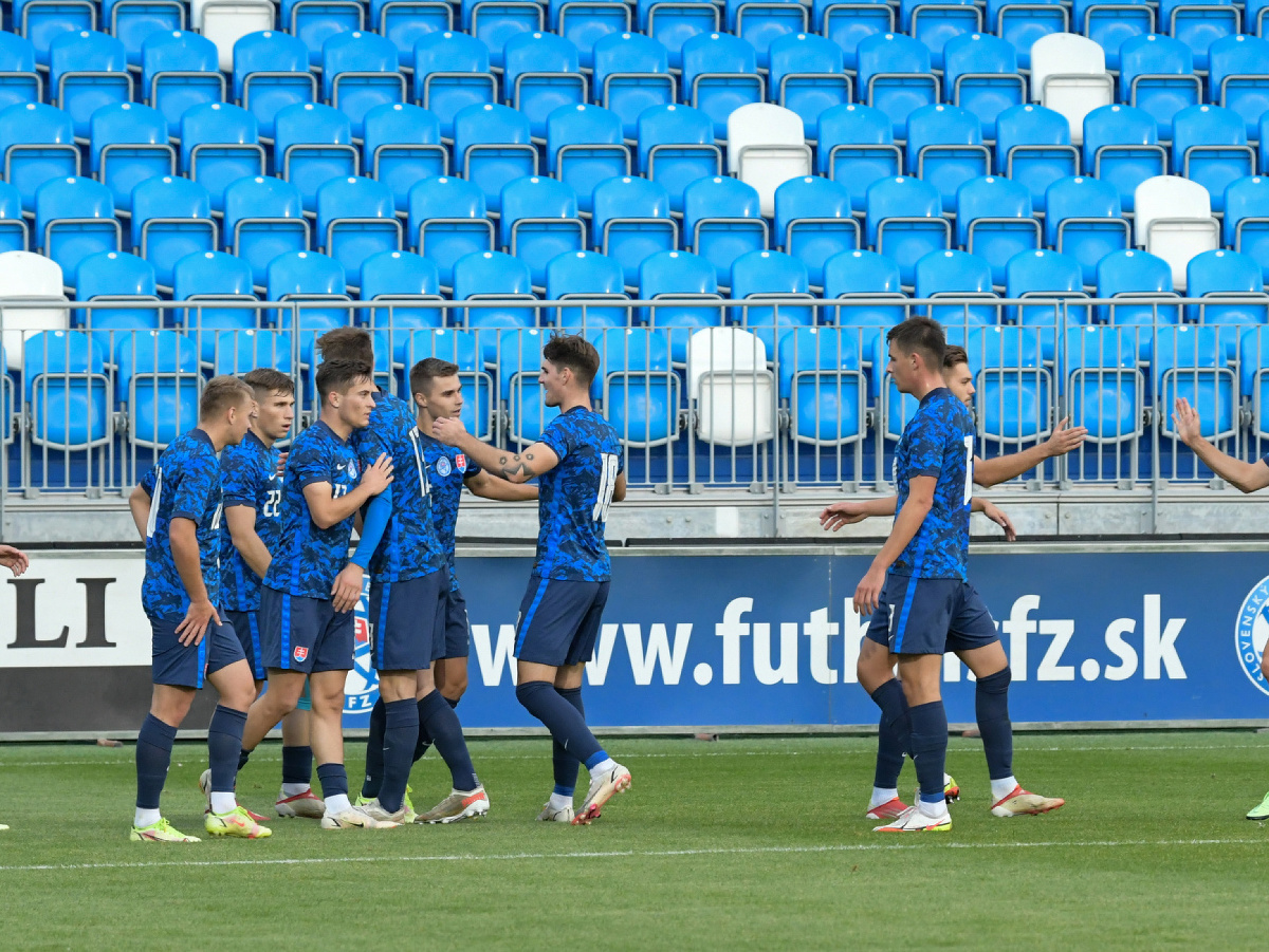Na snímke radosť hráčov Slovenska po druhom góle v zápase kvalifikácie C-skupiny na ME 21 mužov vo futbale Slovensko - Malta