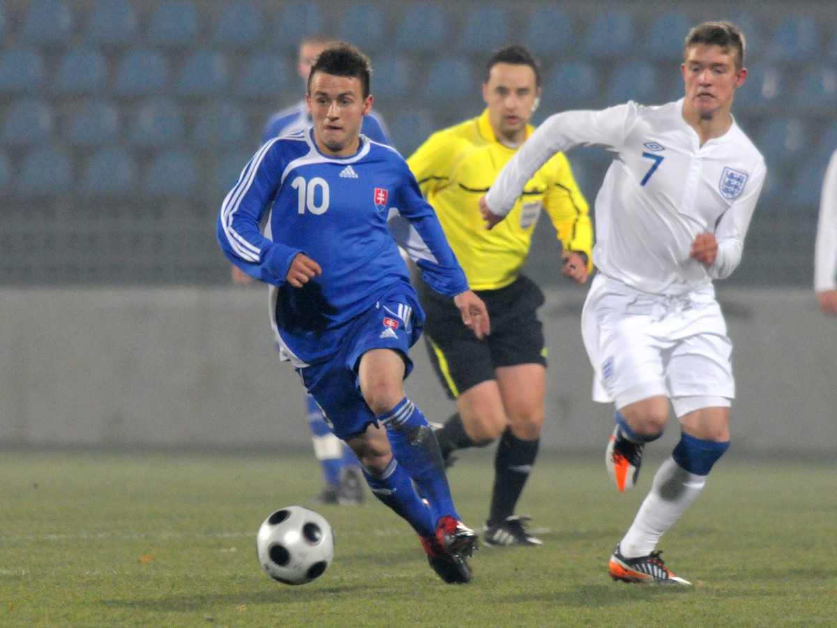 Stanislav Lobotka a Max Clayton