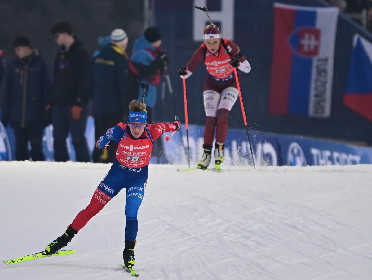 Slovenská biatlonistka Paulína Bátovská Fialková (v popredí) počas miešanej štafety na 4x6 km v rámci 6. kola Svetového pohára v biatlone v Novom Meste na Morave 