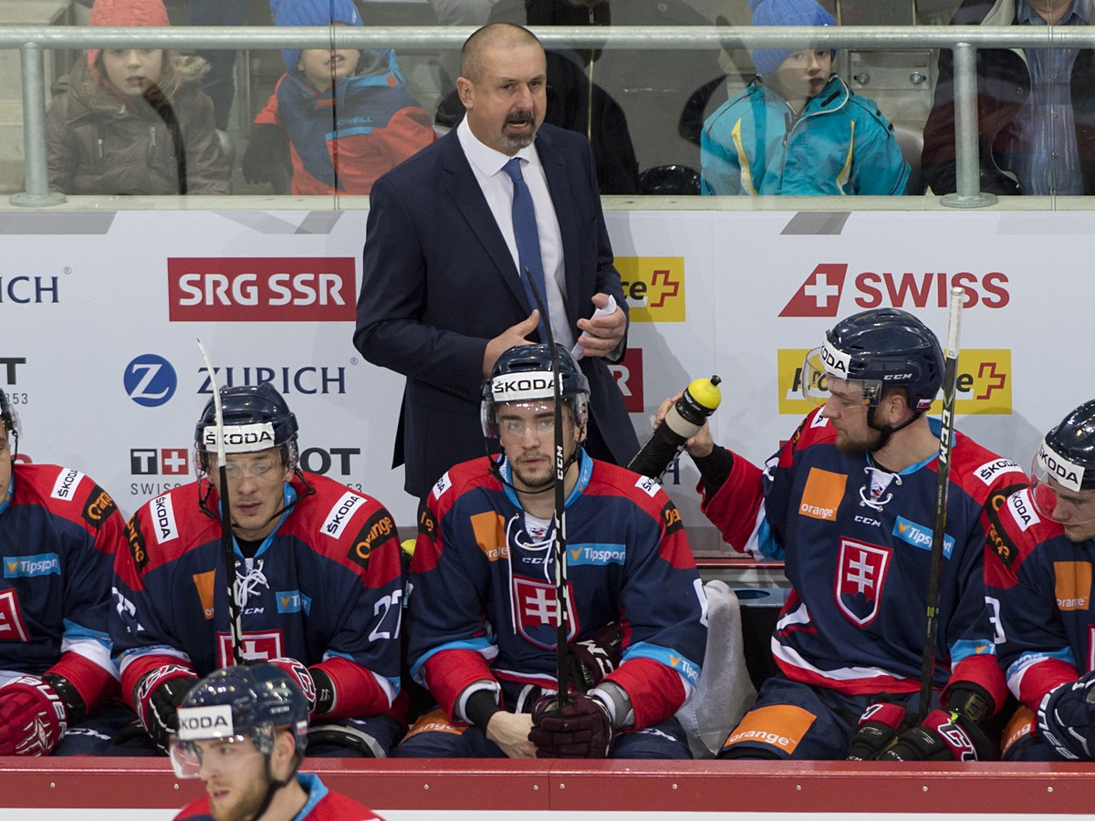 Tréner slovenských hokejistov Zdeno Cíger mal o čom v noci premýšľať