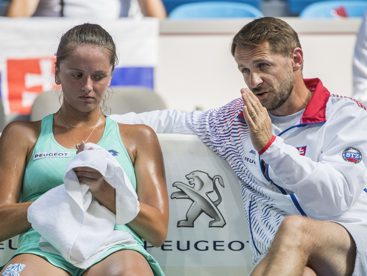 Slovenská tenistka Viktória Kužmová a tréner Matej Lipták